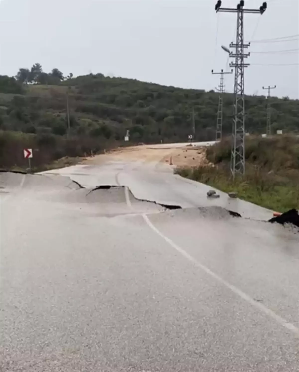 Kumluca’da Heyelan Felaketi: Birkaç Yol Trafiğe Kapatıldı