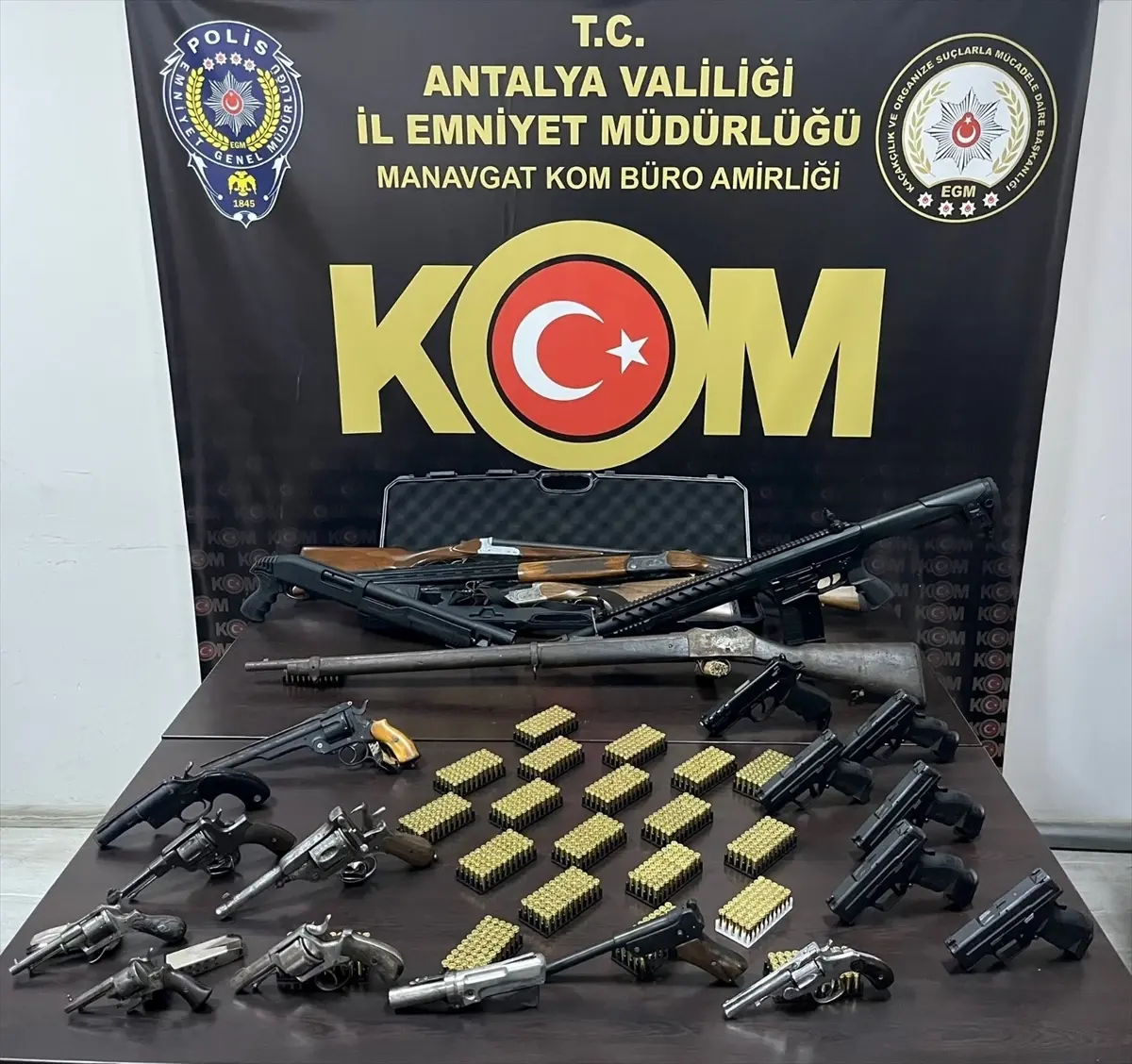 Antalya’da Kaçakçılık Operasyonu: 7 Şüpheli Tutuklandı, Çok Sayıda Kaçak Malzeme Ele Geçirildi