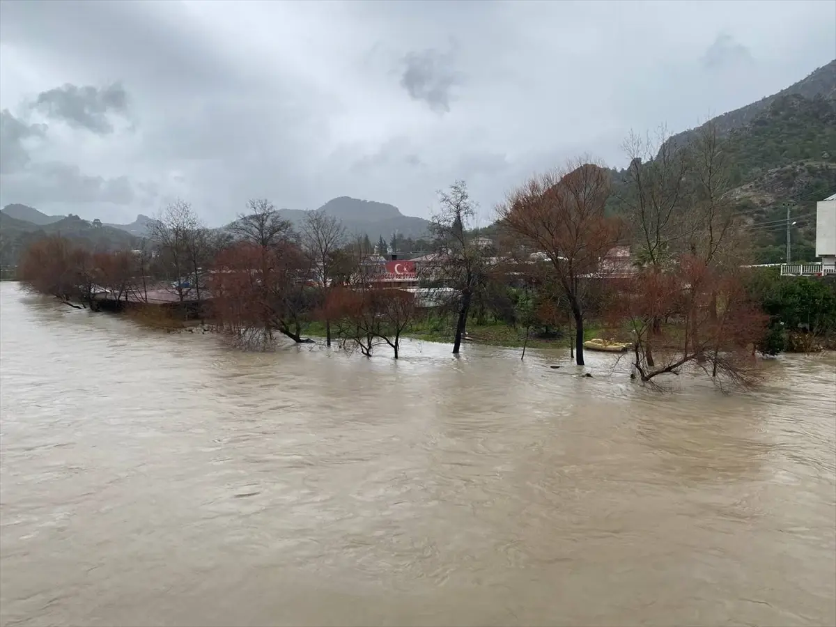 Antalya’da Şiddetli Sağanak ve Sel: Ulaşımda Büyük Aksamalar