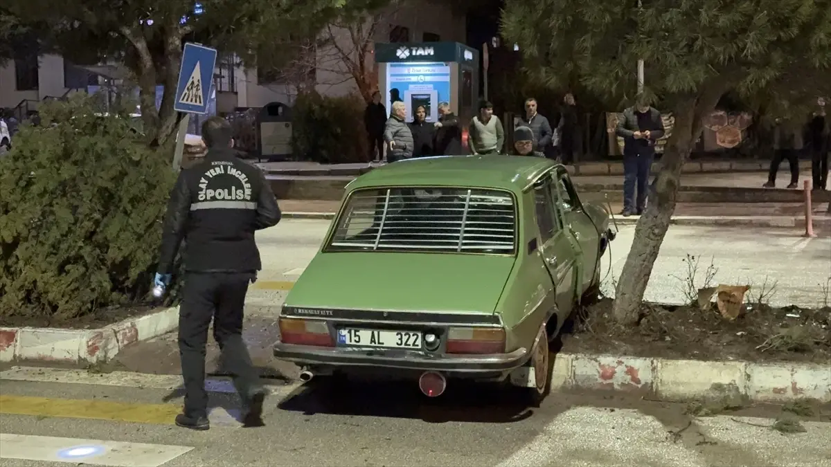 Burdur'da Yayalara Çarpan Otomobilde 3 Genç Yaralandı