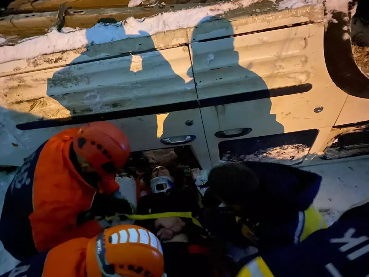 Kars'ta Buzlu Yolda Hafif Ticari Araç Takla Attı: 2 Yaralı