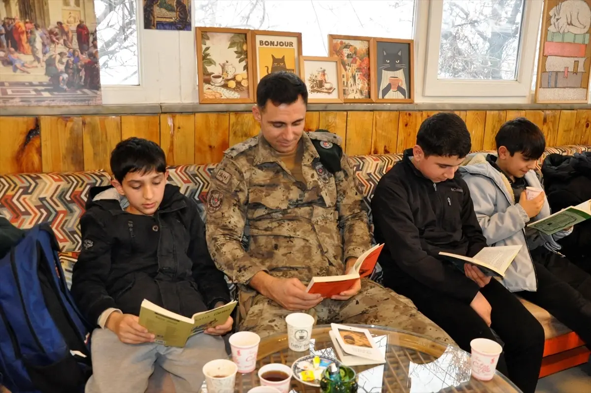 Çukurca’da Çocuklar ve Polisler Bir Arada Kitap Okuma Etkinliği Gerçekleştirdi