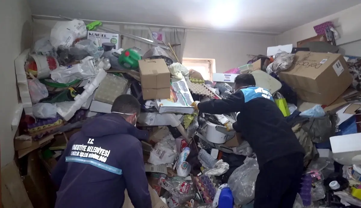 Erzurum’da 73 Yaşındaki Vatandaşın Evinin 25 Ton Çöpü Temizlendi