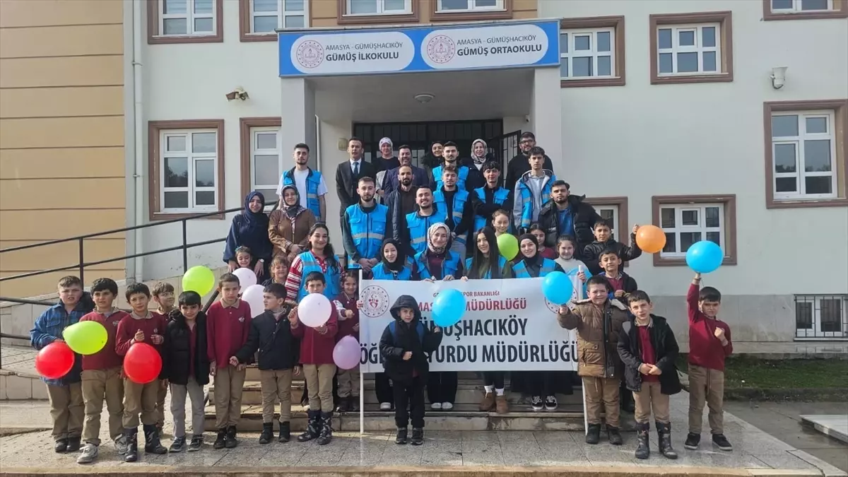 Üniversite Öğrencileri Gümüşhacıköy’de Sıcak Bir Dokunuş: El İşi Atkı ve Bere Hediye Ediyor