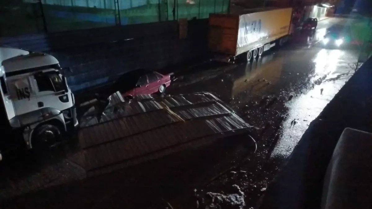 Hatay’da Şiddetli Sağanak Yağış Yolları Kapattı, Ağaçlar Devrildi