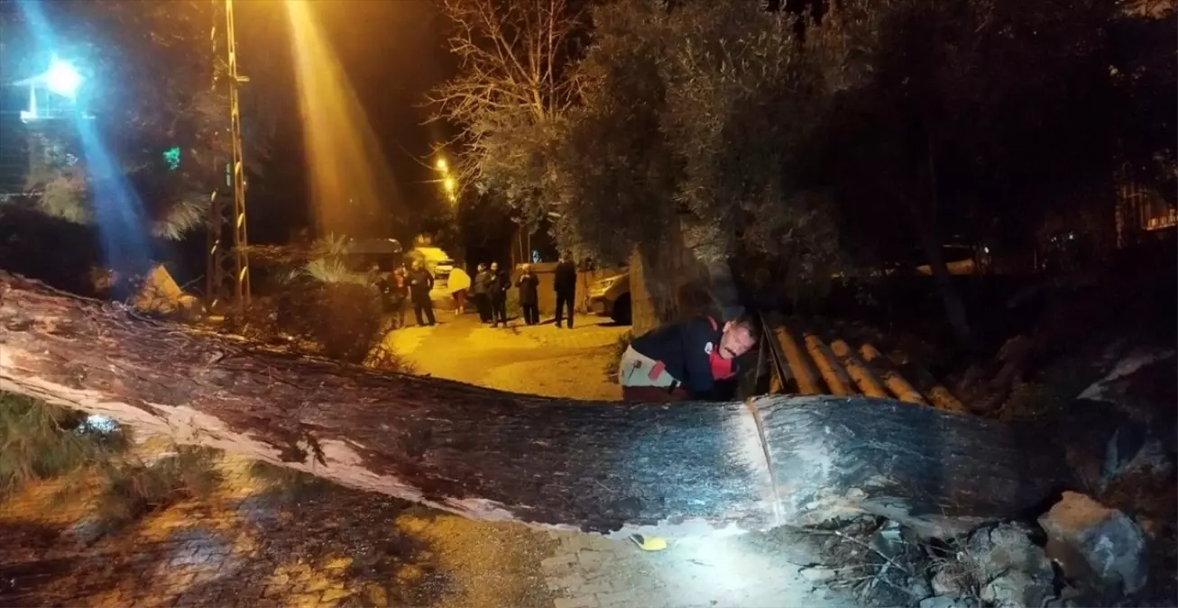 Hatay’da Şiddetli Sağanak ve Rüzgar Uyarısı: Su Birikintileri ve Ağaç Düşmeleri
