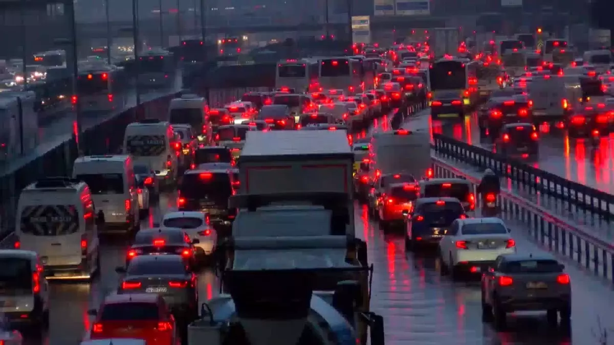 İstanbul’da Yağışlı Günlerde Trafik Yoğunluğu %89’a Ulaştı