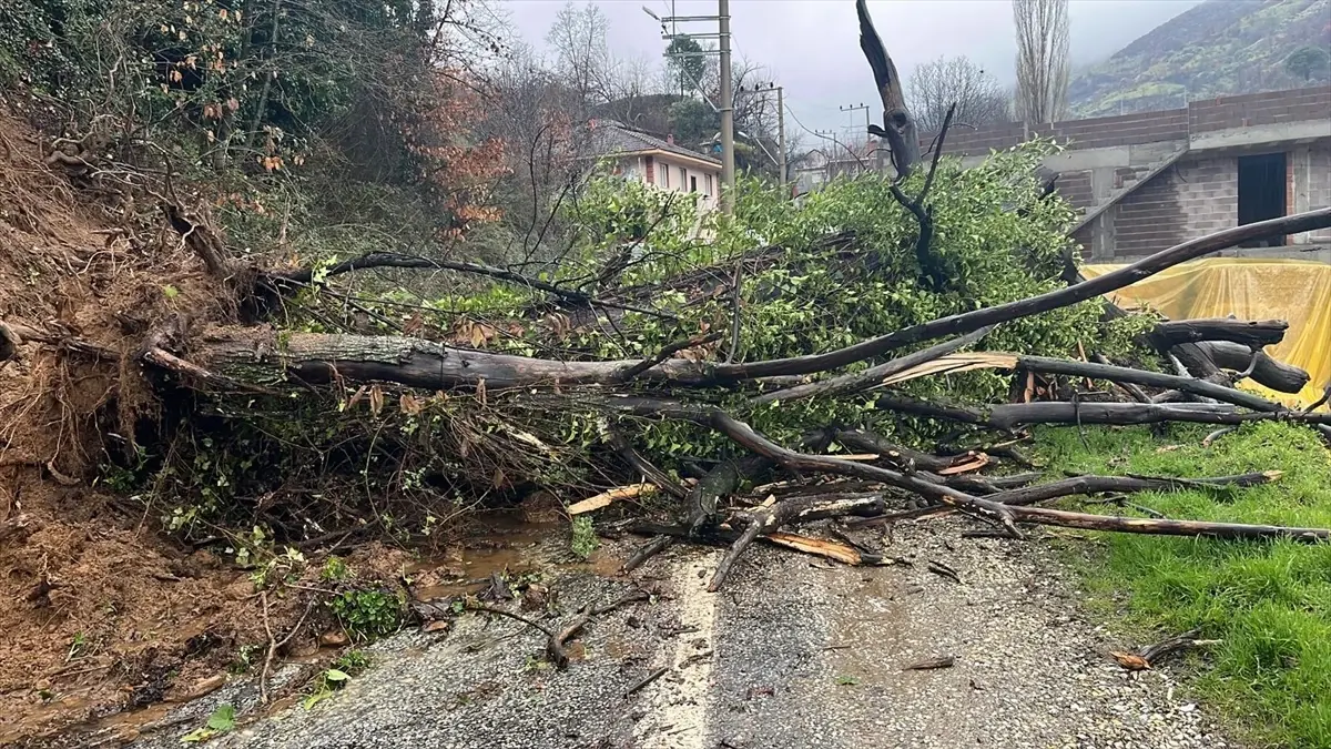 İzmir Ödemiş’te Şiddetli Yağış Sonrası Heyelan: Araç Toprak Altına Battı