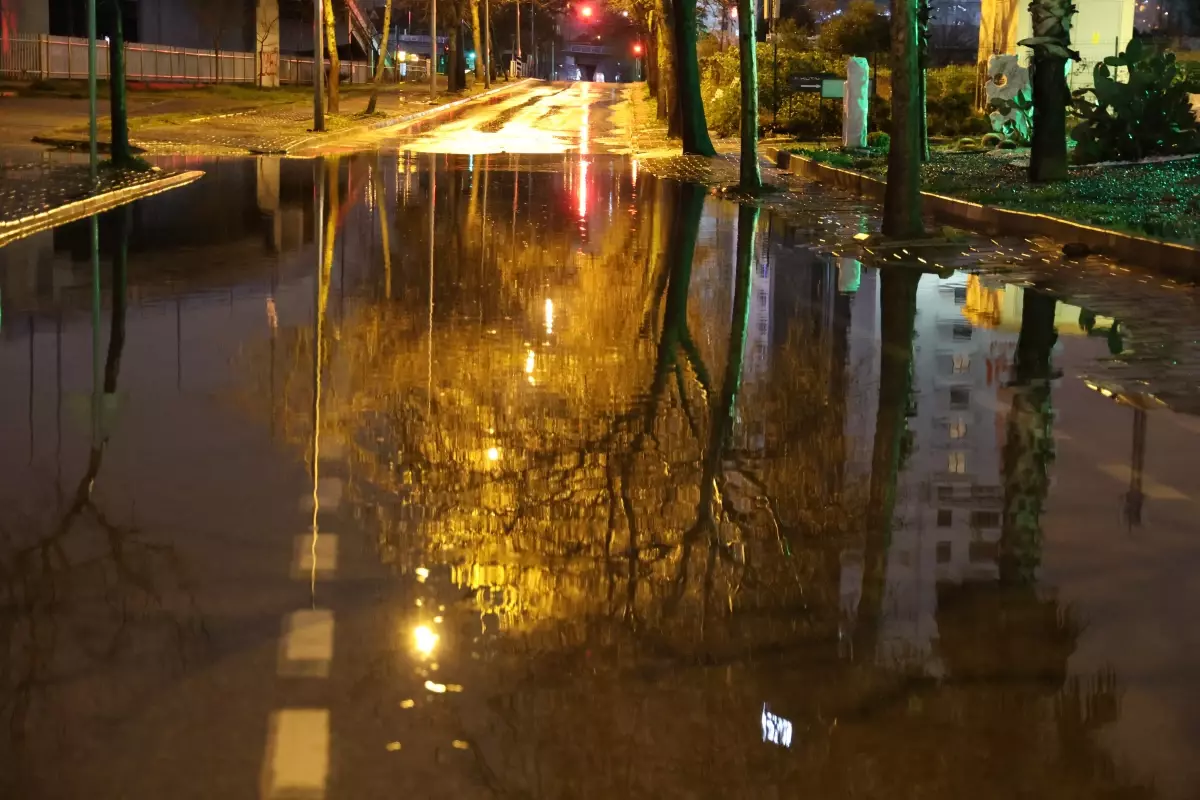 İzmir'de Şiddetli Sağanak Sokakları Göle Dönüştürdü, Trafik Krizi Yaşandı