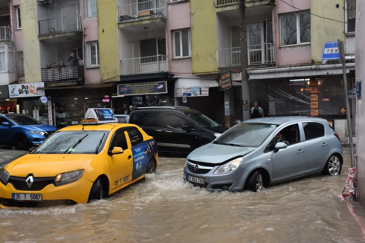 İzmir’de Şiddetli Sağanak Sokakları Sular Altına Çaktı, Esnaf Tepkili