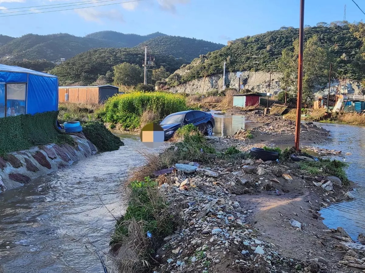 Foça’da Şiddetli Sağanak ve Sel: Evler ve İşyerleri Su Altında