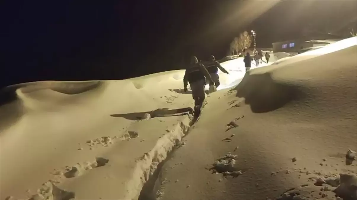 Kar Fırtınasında Jandarma, Engelli Çocuğa Hayati Destek Sağladı