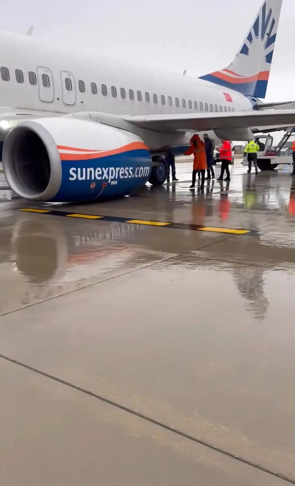 Antalya’da SunExpress Uçağının İniş Takımları Arızalandı: 150 Yolcu Güvenli Şekilde Tahliye Edildi