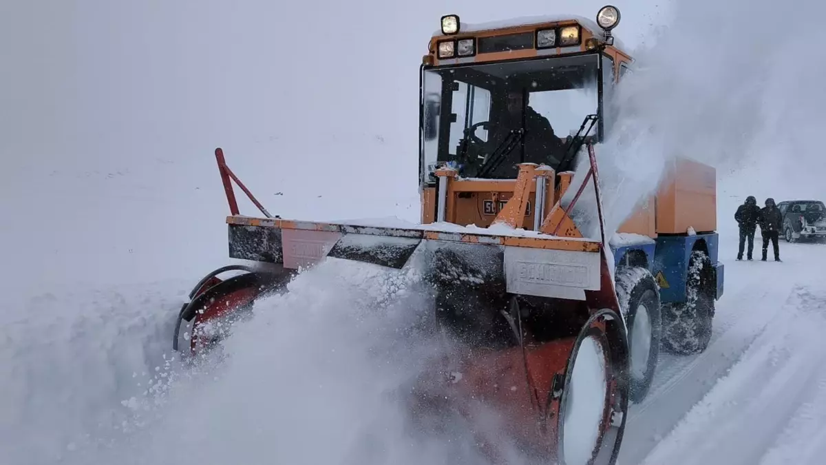 Kars'ın Digor İlçesinde 4 Metre Kar Yoğunluğu: Yol Açma Çalışmaları Sürüyor