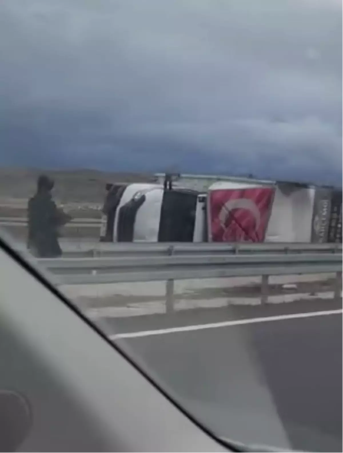 Kayseri'de Şiddetli Rüzgar Çatıları Uçurdu, Araçlar Devrildi