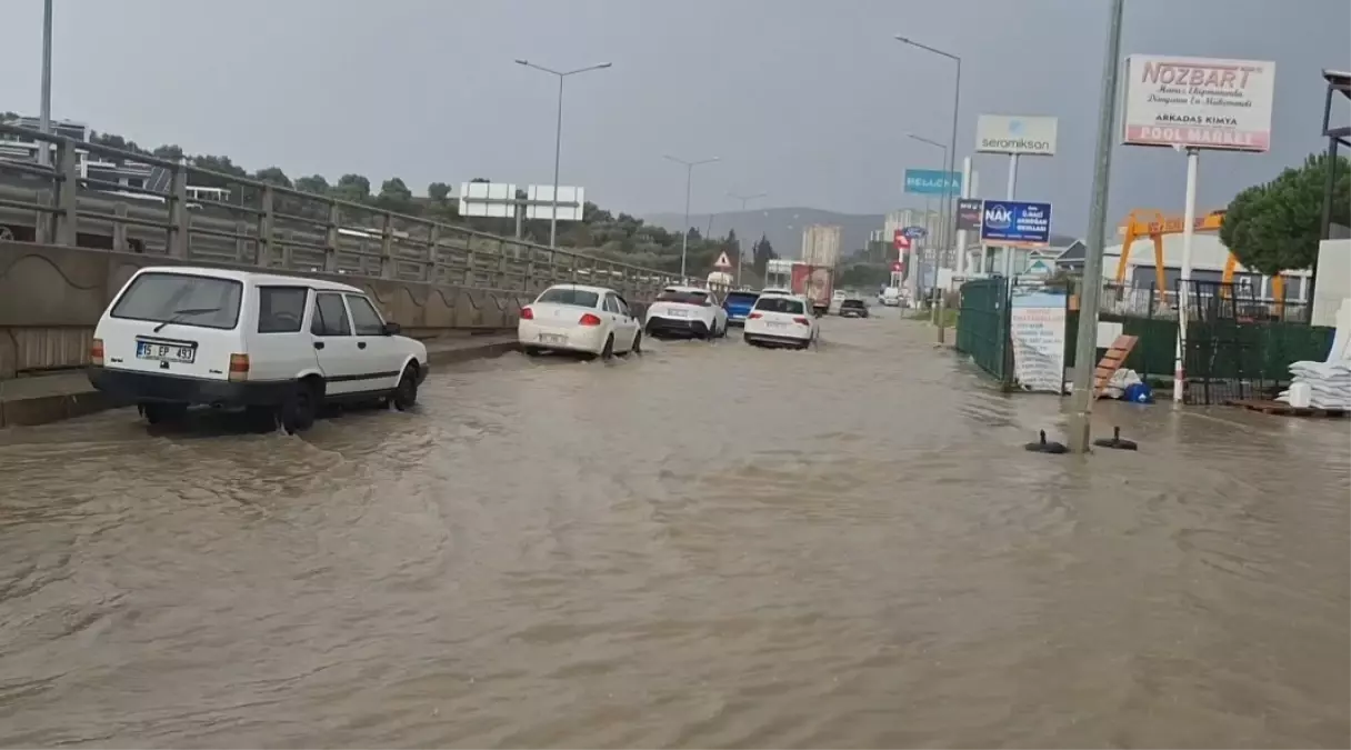 Kuşadası'nda Şiddetli Sağanak Yağış Sel Felaketine Yol Açtı