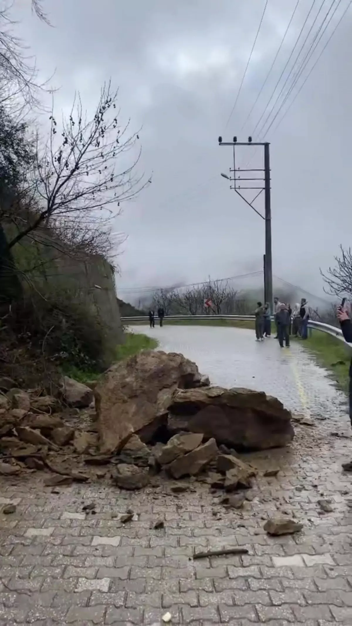 Nazilli Çatak Mahallesi'nde Heyelan: Kritik Yol Kapandı