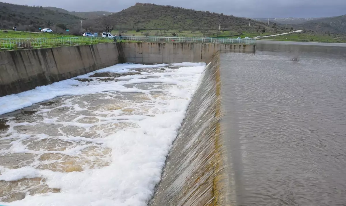 Manisa’da Şiddetli Yağışlar Bağyolu Barajı’nı Taşır, Vatandaşlar Su Salımını İzliyor