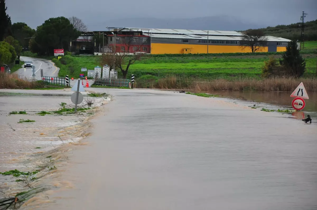 Manisa’da Şehzadeler’te Sel: Tekeliler Köprüsü Tümüyle Su Altında