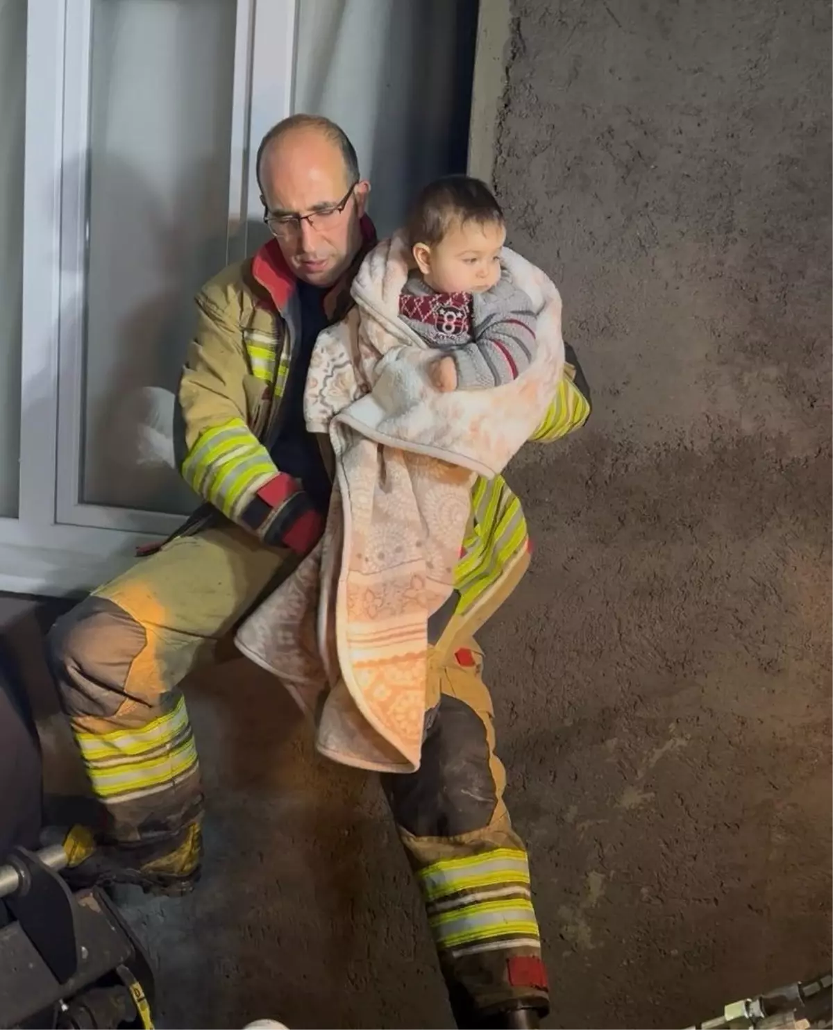 Manisa’da Sel Sularına Kapılan 11 Kişilik Aile Güvenli Bölgeye Çıkarıldı