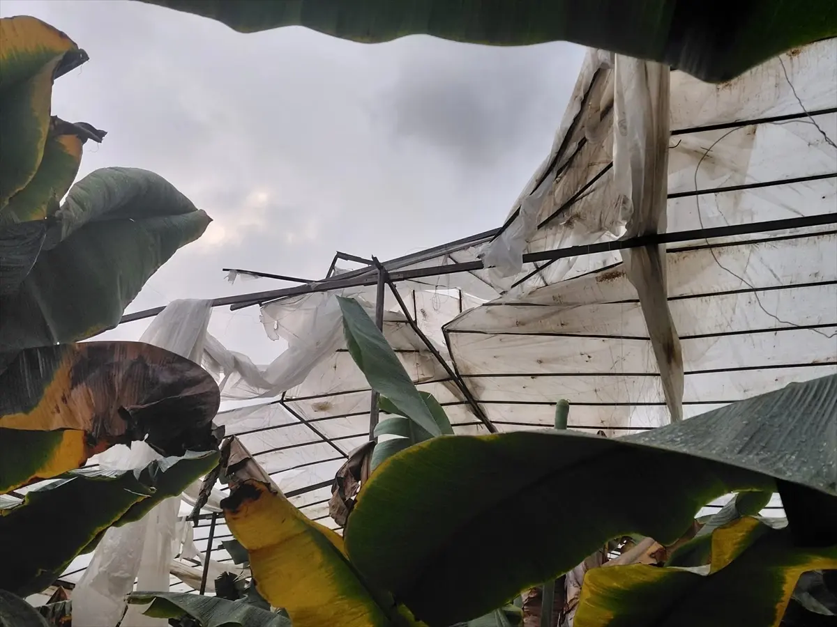 Mersin'de Şiddetli Fırtına ve Hortumlar Geniş Hasara Yol Açtı