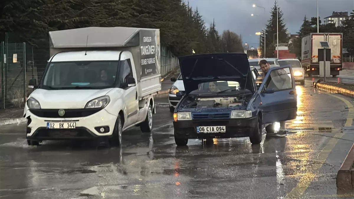 Niğde'de Şiddetli Sağanak ve Kuvvetli Rüzgar Trafiği Felçledi