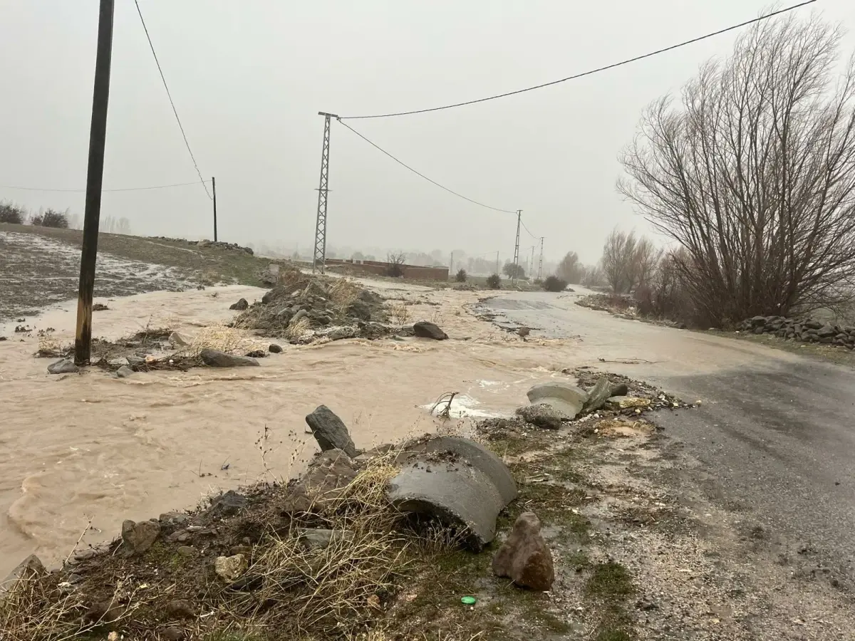 Niğde Çiftlik’te Şiddetli Sağanak Yağmur ve Su Baskınları