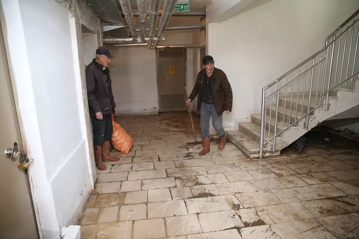 Niğde Çiftlik’te Şiddetli Sağanak Yağış Yol ve Altyapıyı Etkiledi