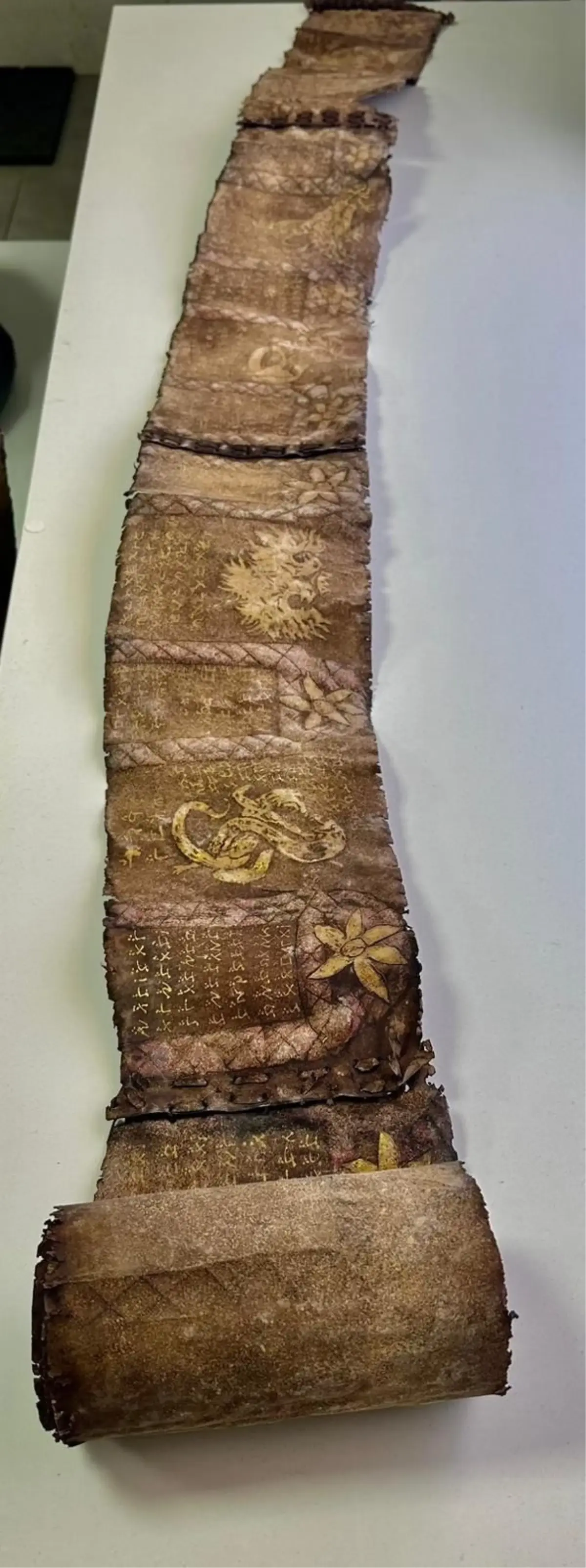 Osmaniye’de 12. Yüzyıla Ait Nadir Rulo Yazıt Ele Geçirildi