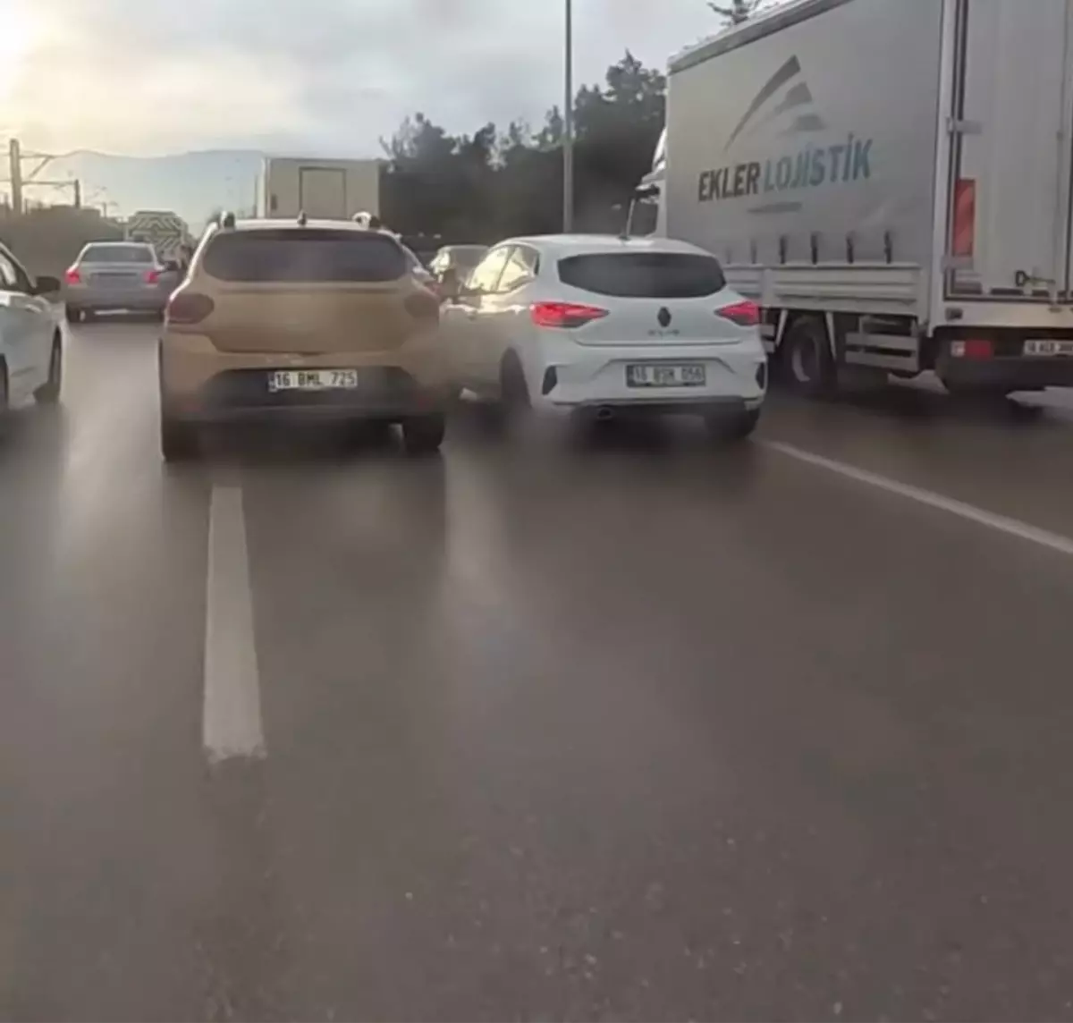 Bursa’da Şerit Tartışması: İki Sürücü Arasında Çarpıcı Çatışma