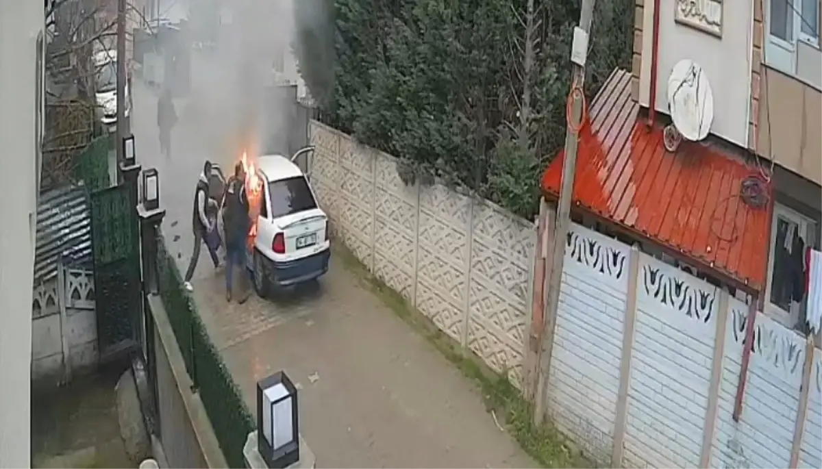 Sakarya Arifiye'de Park Halindeki Araç Aniden Alev Aldı