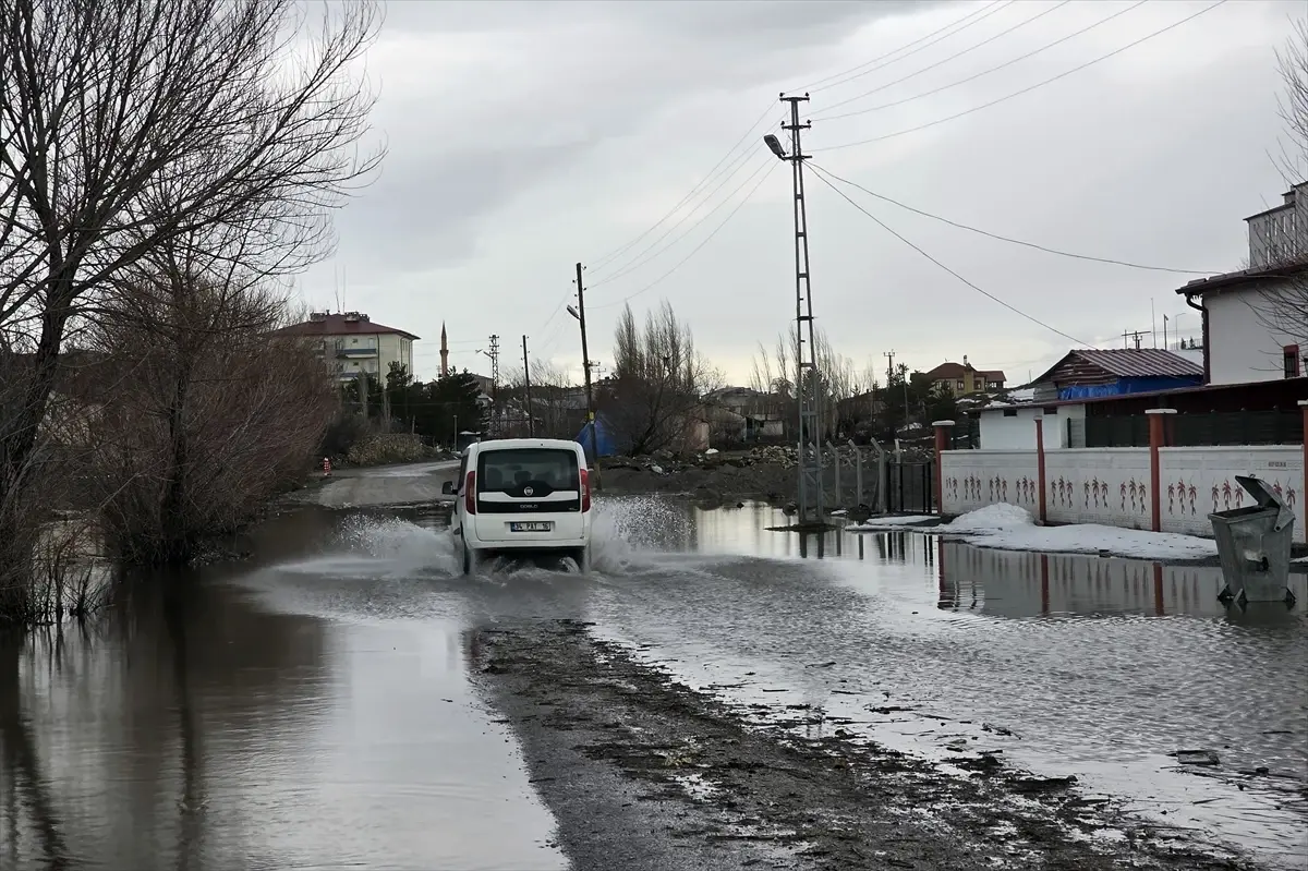Sivas'ın Hafık İlçesinde Şiddetli Sel ve Eriyen Kar Sonrası Tahliye Operasyonları