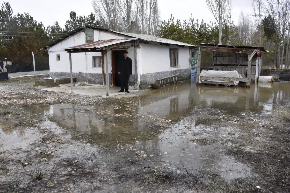Sivas'ta Şiddetli Yağmur ve Kar Suları Evleri Sular Altına Soktu