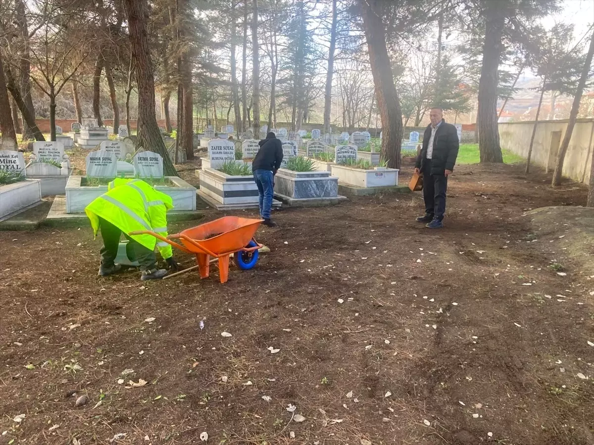 Taşova Belediyesi Ramazan Öncesi Mezarlık Temizliği Çalışmalarına Başladı