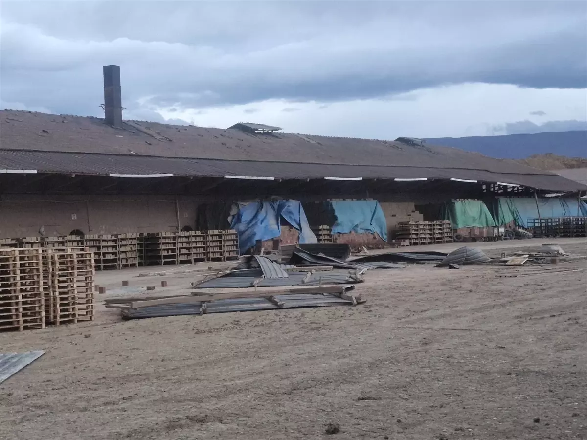Erbaa’da Şiddetli Rüzgar Fabrika Çatısını D‑100 Karayoluna Sürükledi