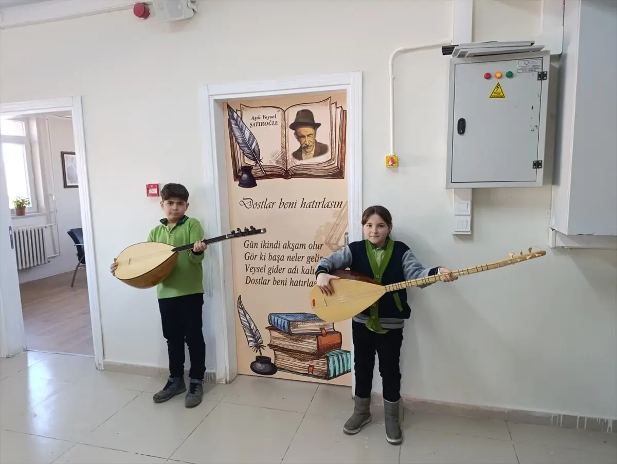 Sivas’ta Öğrenciler Okul Kapılarını Atatürk ve Aşık Veysel Portreleriyle Donattı