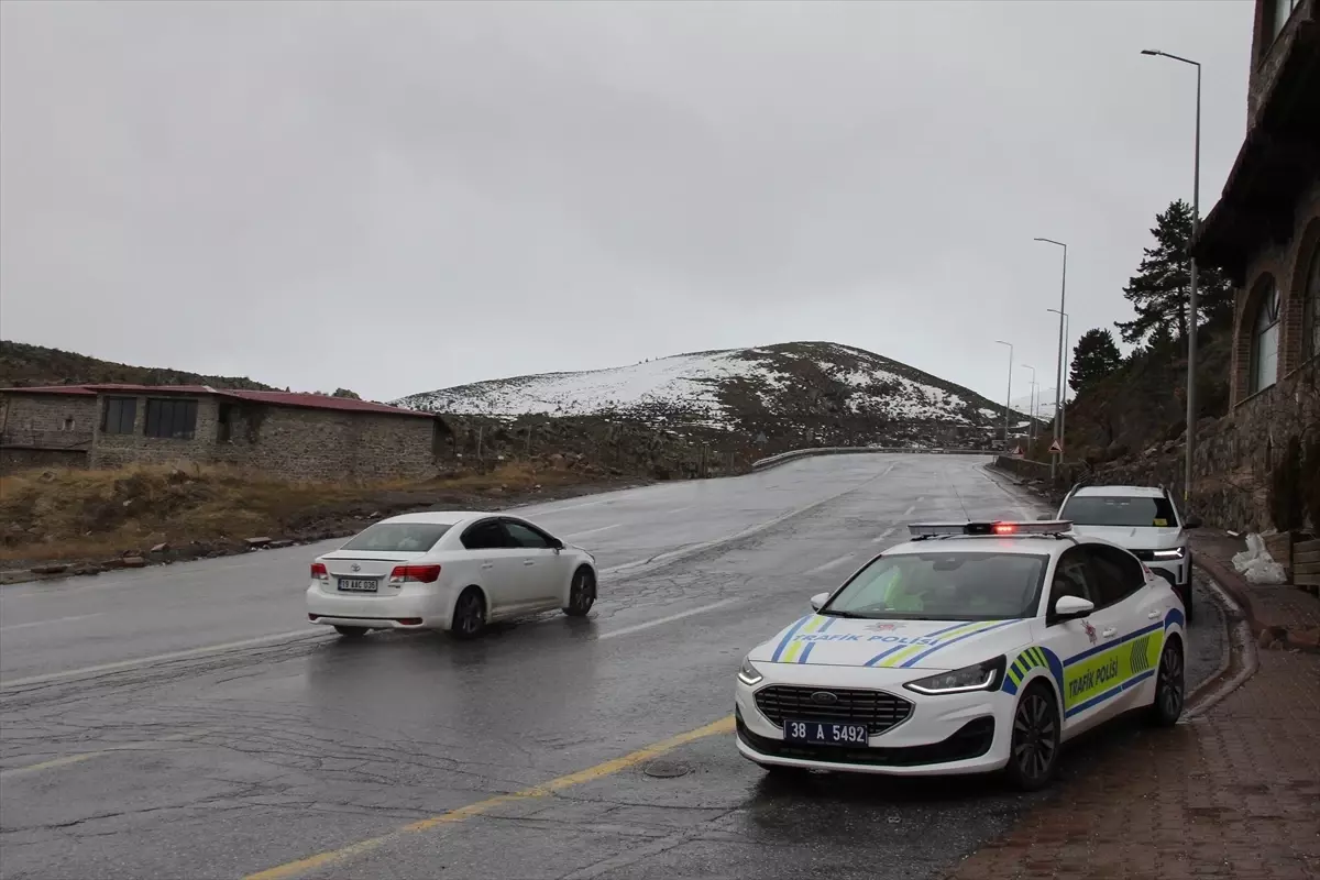 Erciyes Kayak Merkezi'ne Yol Açıldı: Kar Yağışı Sonrası Trafik Yeniden Çift Yönlü