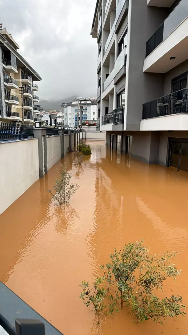 Göle dönüşen ana cadde