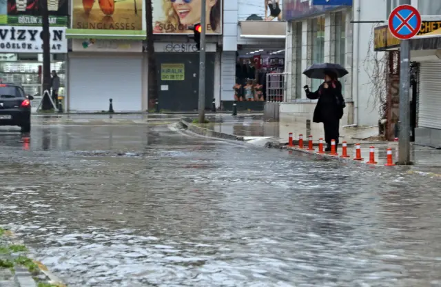 Okul bahçesinde su birikintisi