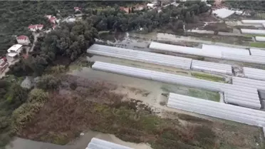 Antalya’da yağış ve rüzgarın etkilediği bir cadde