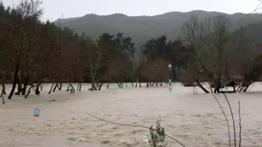 Sel sonrası hasar görmüş yol