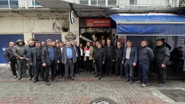 Protestoya katılan muhtarlar ve siyah çelenk