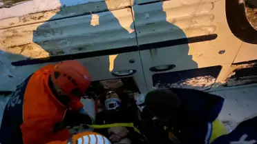 Buzlu yolda takla atan hafif ticari araç