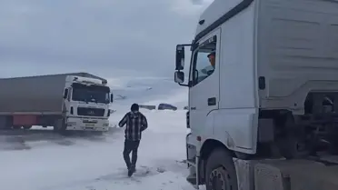 Kapatılan geçitte oluşan araç konvoyu