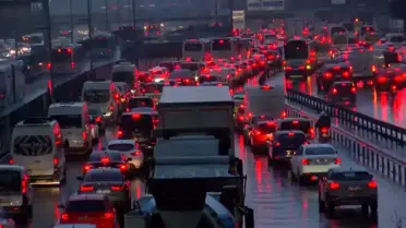 İstanbul trafiğinde araç kuyrukları