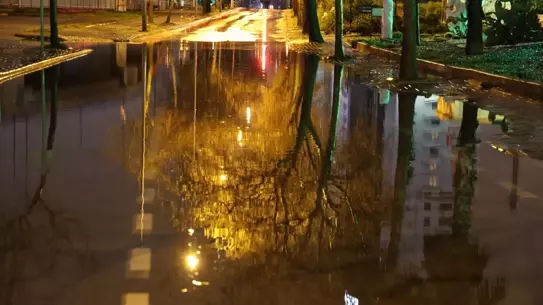 Su altında kalan İzmir caddeleri