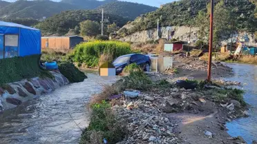 Foça sahilinde kahverengi suyun görüntüsü