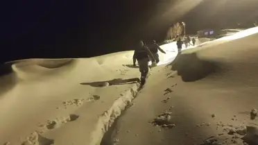 Jandarma ekibi çocuğa ilaç ve mama teslim ederken