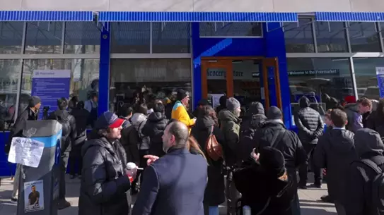 Market içi raflar ve ürünler