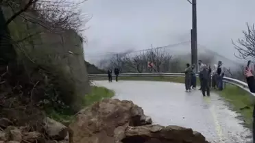 Heyelan sonrası kapalı yolun görüntüsü